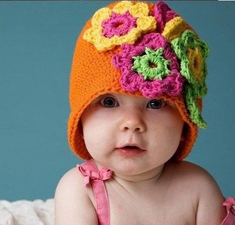 Яркая вязаная шапочка с цветами